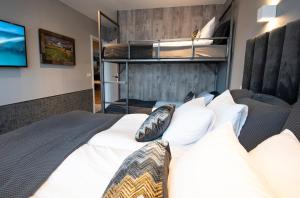 雷克雅未克B14 Apartments & Rooms的一间卧室配有带白色床单和枕头的床。