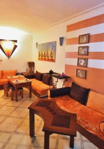 马拉喀什查理玛摩洛哥传统庭院住宅的带沙发和桌子的客厅