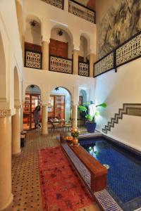 马拉喀什查理玛摩洛哥传统庭院住宅的中间设有游泳池的房子