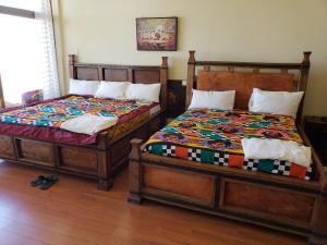 拉利贝拉Top Twelve Hotel - Lalibela的两张睡床彼此相邻,位于一个房间里