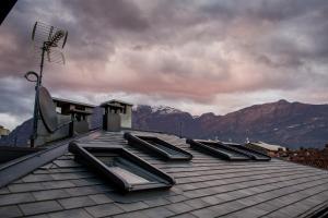 莱科Lake Como Apartments的顶部有风力涡轮机的屋顶