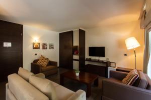 科法德比安十一酒店 的带沙发和电视的客厅