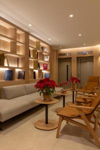 马德里Apartamentos Recoletos的客厅配有沙发和桌椅