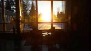 赫尔辛基卓蓝斯89酒店的一间房间,窗户让阳光照耀