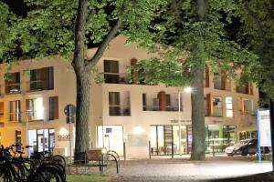 瓦伦Radlon Fahrrad-Komfort-Hotel的前面有树木的大建筑