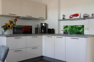 内特塔尔galerie 65的厨房配有白色橱柜和水槽