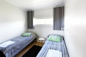 奥卢Nallikari Holiday Village Villas的小型客房 - 带2张床和窗户