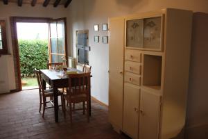马西亚拉Casa di Romano, Al Tramonto的一间带桌子和橱柜的用餐室
