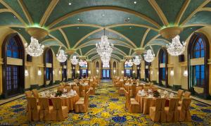 武汉武汉光谷皇家格雷斯大酒店的宴会厅配有桌椅和吊灯