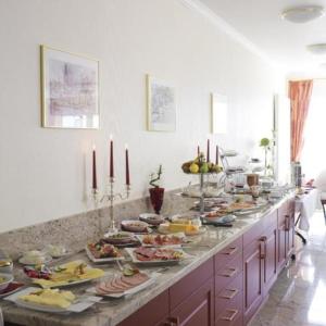 格洛米茨格勒米茨酒店的包括许多食物和蜡烛的自助餐
