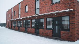 克莱佩达维兰塔纳汽车旅馆的雪中带黑色门的红砖建筑