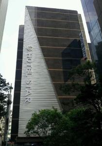 首尔星驿酒店的建筑的侧面有标志