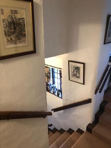 安布尔塞德Holmeshead Farm的墙上有两张照片的房子里的楼梯