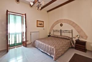 莫诺波利B&B Casa Cimino - Monopoli - Puglia的一间卧室设有一张床和一个大窗户