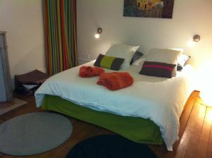 巴黎布尔多内一室公寓的一间卧室配有一张大床和毛巾