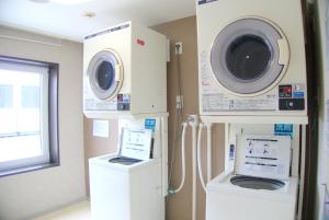 上田市Sotetsu Fresa Inn Nagano-Ueda的洗衣房配有洗衣机和洗衣机