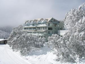 福尔斯克里克福尔斯克里特乡村俱乐部酒店的雪覆盖的山上的大房子