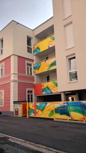 克拉根福215 Apartment Wien 4-6 Pers 42m2的一面有壁画的建筑