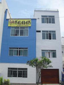 利马Kelebek Hostel的蓝色和白色的建筑,上面有标志