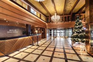 塞拉内华达塞拉内华达美利亚酒店的酒店大堂的圣诞树