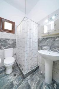 斯卡拉卡里拉奇斯Sevastiani’s Apartments的一间带卫生间和水槽的浴室