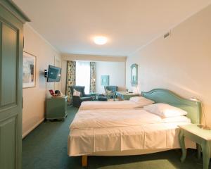 利勒桑利勒桑诺赫酒店的酒店客房设有床和客厅。