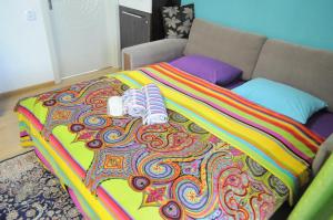 巴库Baku Seafront Apartment的床上有五颜六色的毯子