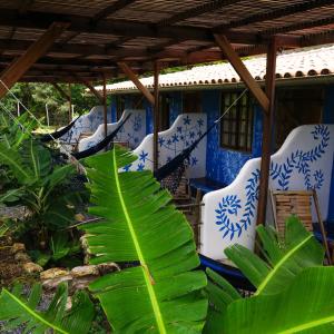 帕尔梅拉斯Terra de Aruanda pousada的一组蓝白椅子和植物