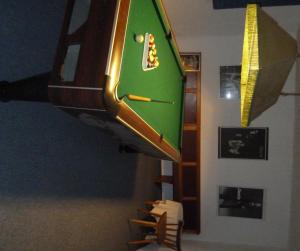 拉姆绍贝斯霍夫阿尔卑斯山酒店的一张挂在椅子旁边的墙上的台球桌