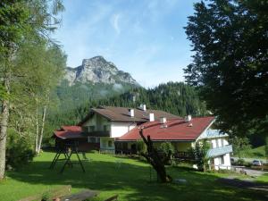 拉姆绍贝斯霍夫阿尔卑斯山酒店的山底房子