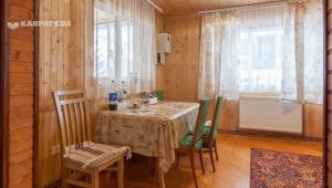 Polyanitsa PopovichovskaУ Гриніва的一间带桌椅的用餐室