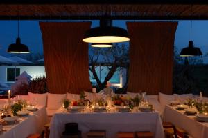 卡巴纳斯·德·塔维拉盆梢阿格里科拉乡村民宿的餐桌,配有白色桌布和蜡烛