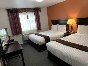 Winfield湖泊江山旅馆的酒店客房设有两张床和电视。
