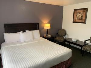 Winfield湖泊江山旅馆的酒店客房,配有一张床和两把椅子