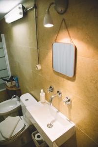 里斯本Asul B&B的浴室设有水槽和墙上的镜子