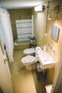里斯本Asul B&B的一间带卫生间和水槽的浴室