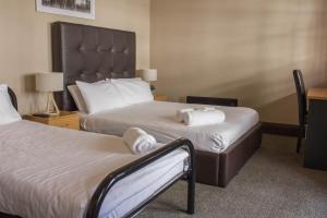 悉尼垦陪思酒店的酒店客房 - 带2张床和白色毛巾