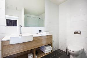 堪培拉曼特拉麦克阿瑟酒店的一间带水槽和卫生间的浴室