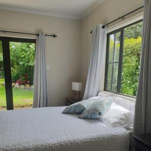 奥玛鲁Accommodation at Lakeside的一间卧室设有一张床和一个大窗户