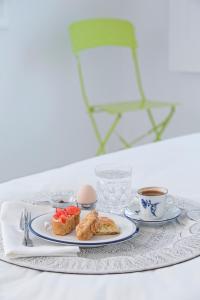 格拉斯托斯亿瑟精品住宿酒店的一张桌子,上面放着两盘食物和咖啡