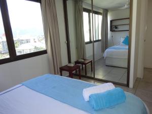 Cairns Apartment Esplanade Ocean Views客房内的一张或多张床位