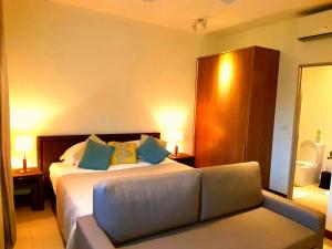 蓝海湾Coral Bay by Dream Escapes的一间卧室配有一张大床和一张沙发