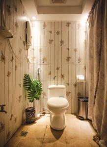 长滩岛Boracay Grace Hotel的一间带卫生间和盆栽的浴室