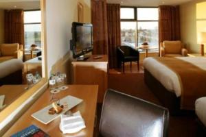 穆林加尔马林加公园酒店的酒店客房配有书桌,房间配有一张床和一张餐桌