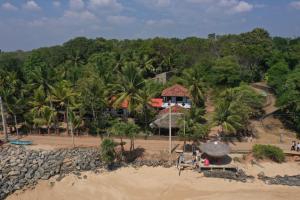 坦加拉Sunchaser Beach Hotel的海滩上的度假村的空中景致