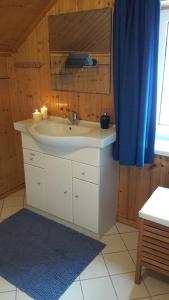 维尔布诺波德普拉德代姆Chata Brigit的浴室设有水槽和蓝色的浴帘