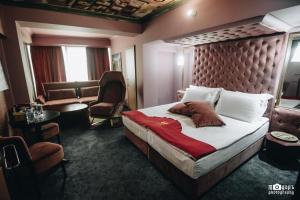 卢科维特Diplomat Plaza Hotel & Resort的酒店客房带一张大床和一把椅子