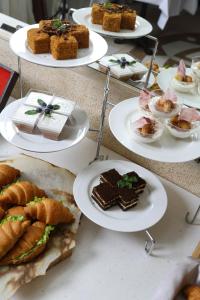 伊尔库茨克欧罗巴酒店的餐桌上摆放着甜点和糕点