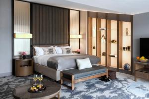 索非亚索非亚洲际酒店的酒店客房配有床、桌子和沙发。