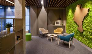 诺艾恩ibis Styles Pamplona Noain的一个带椅子和绿色墙壁的办公室